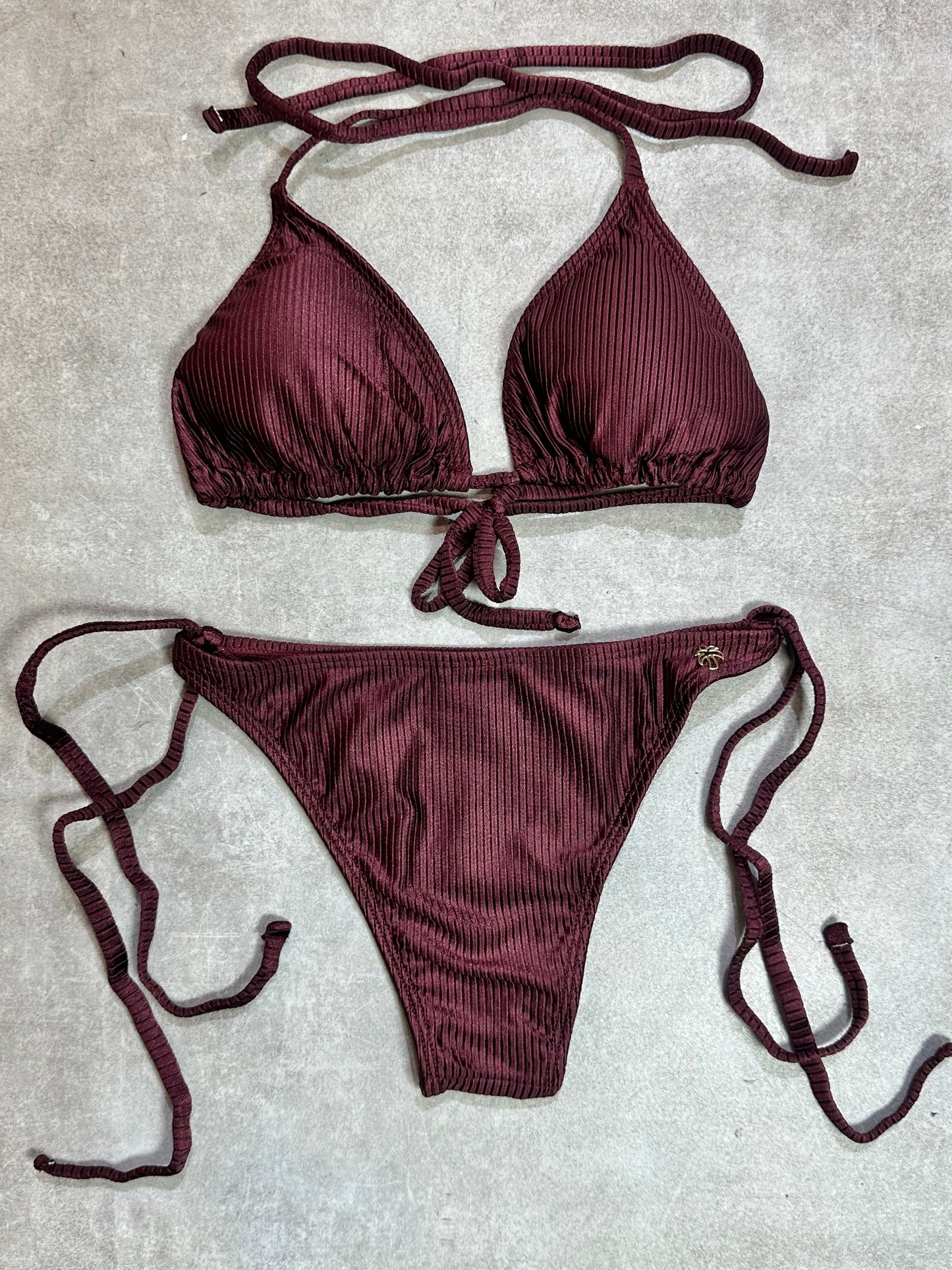 BIKINI TRINGULO AMARRAS ACANALADO VINO