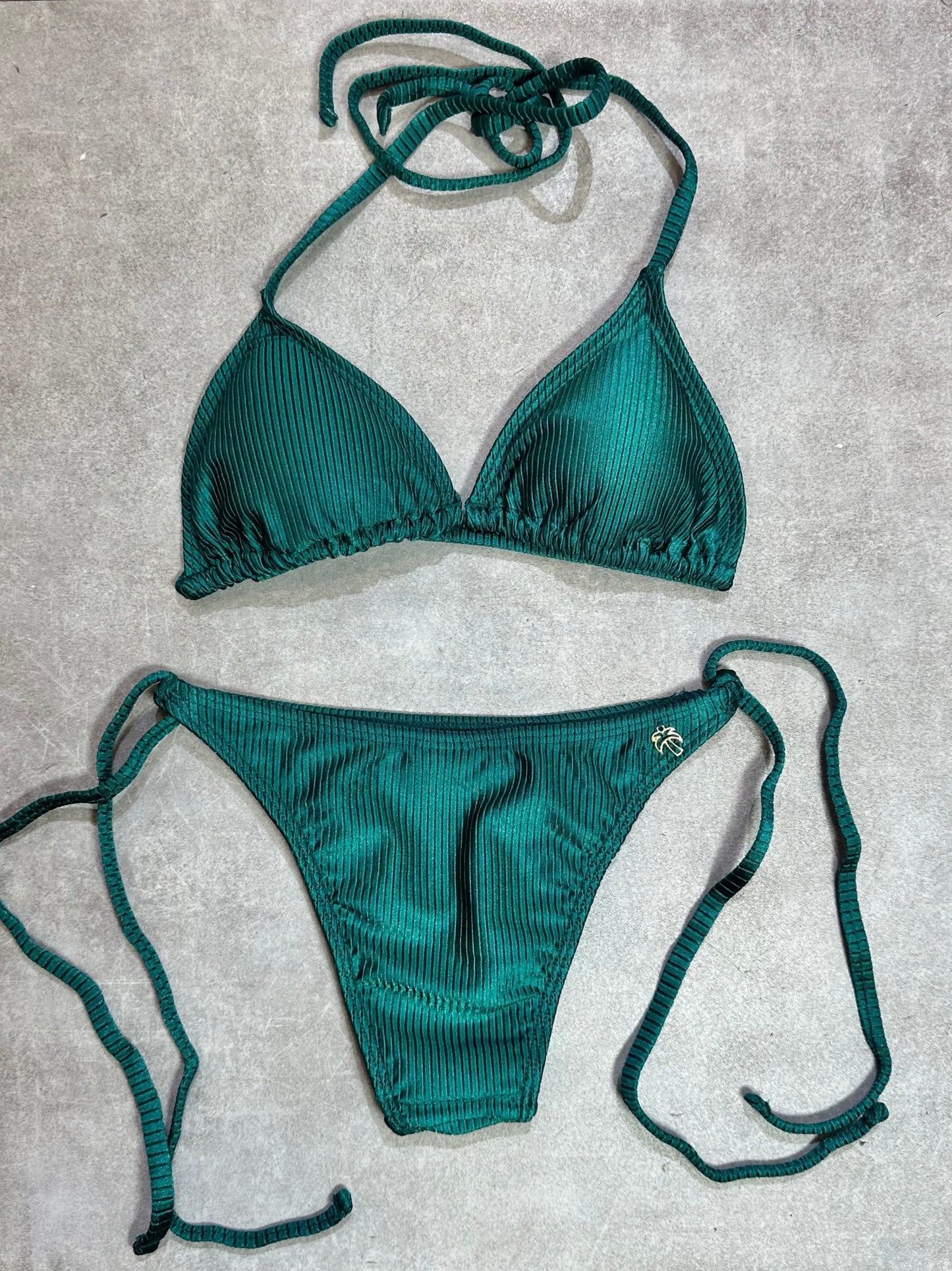 BIKINI TRIANGULO AMARRAS ACANALADO VERDE BOTELLA