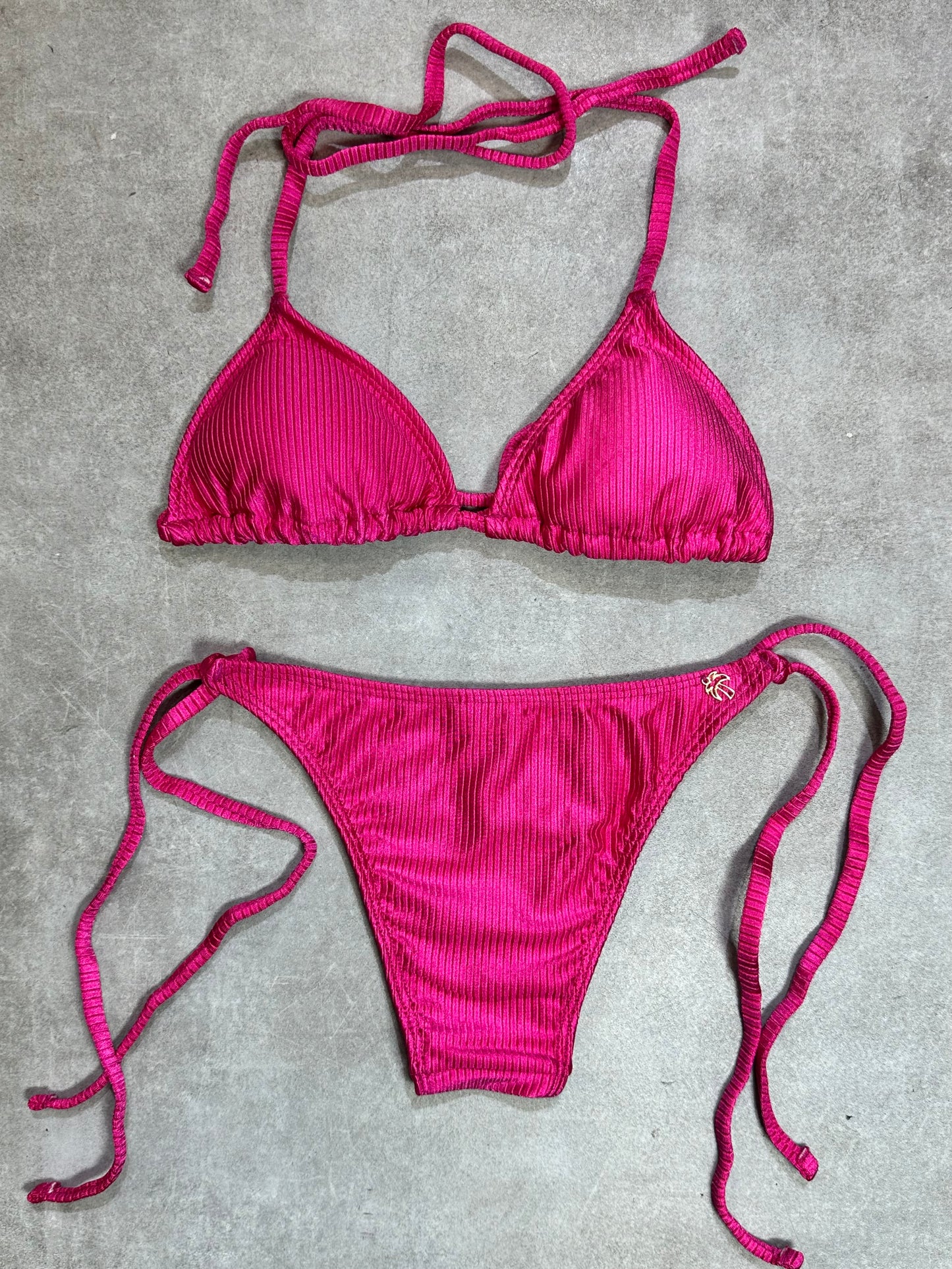 BIKINI TRIANGULO AMARRAS ACANALADO FRAMBUESA