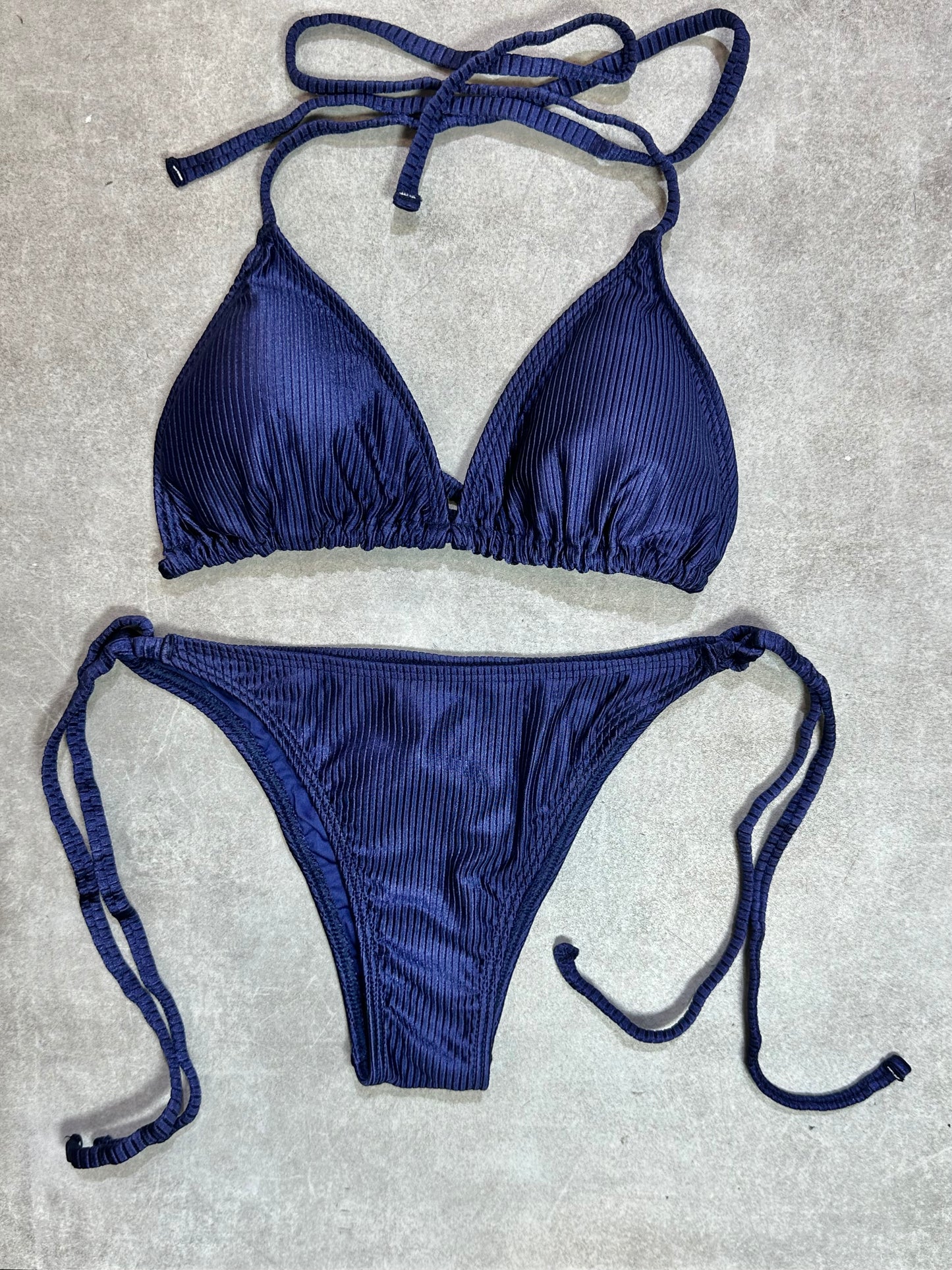BIKINI TRIANGULO AMARRAS ACANALADO AZUL MARINO