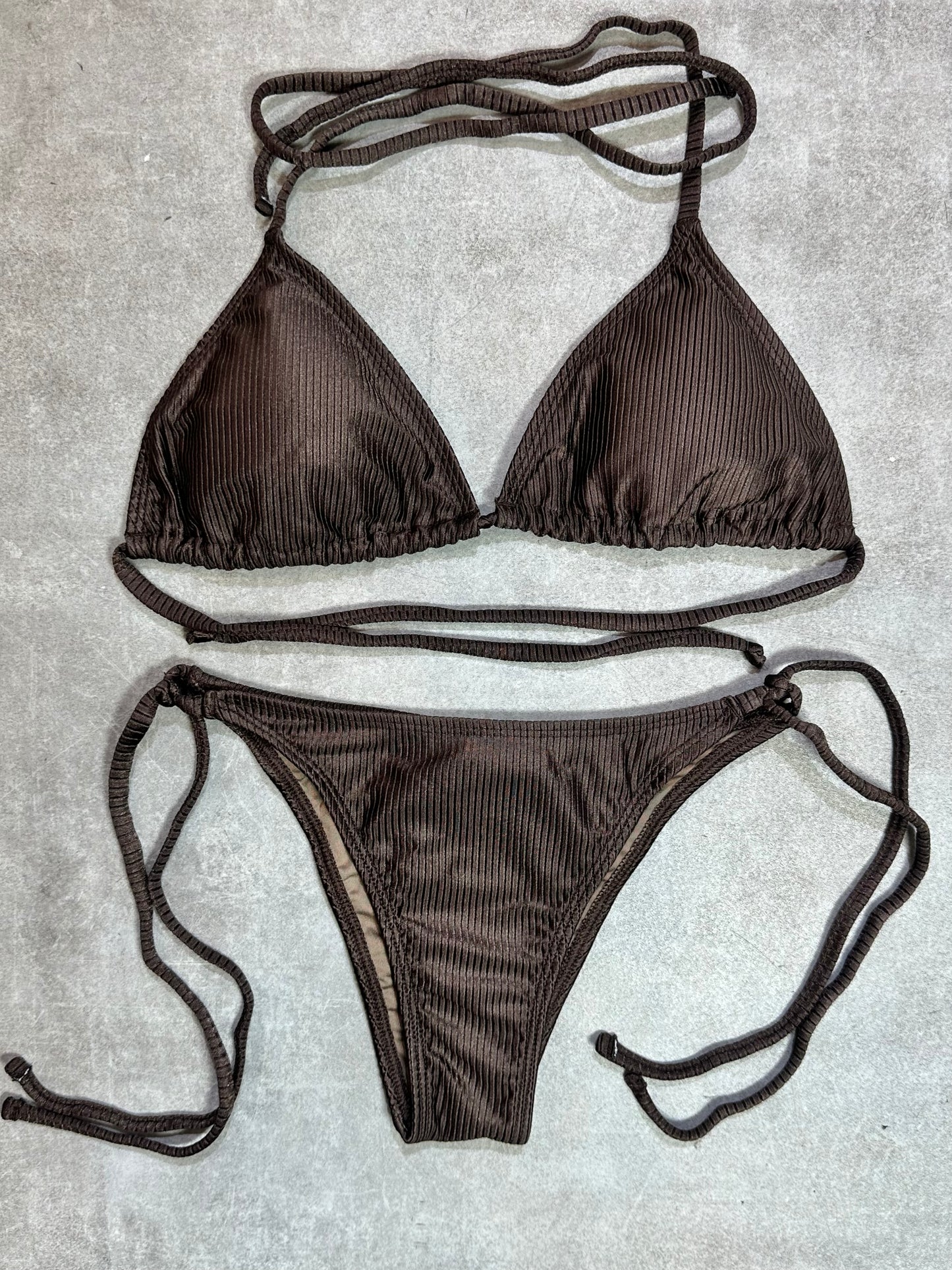 BIKINI TRIANGULO AMARRAS ACANALADO CHOCOLATE