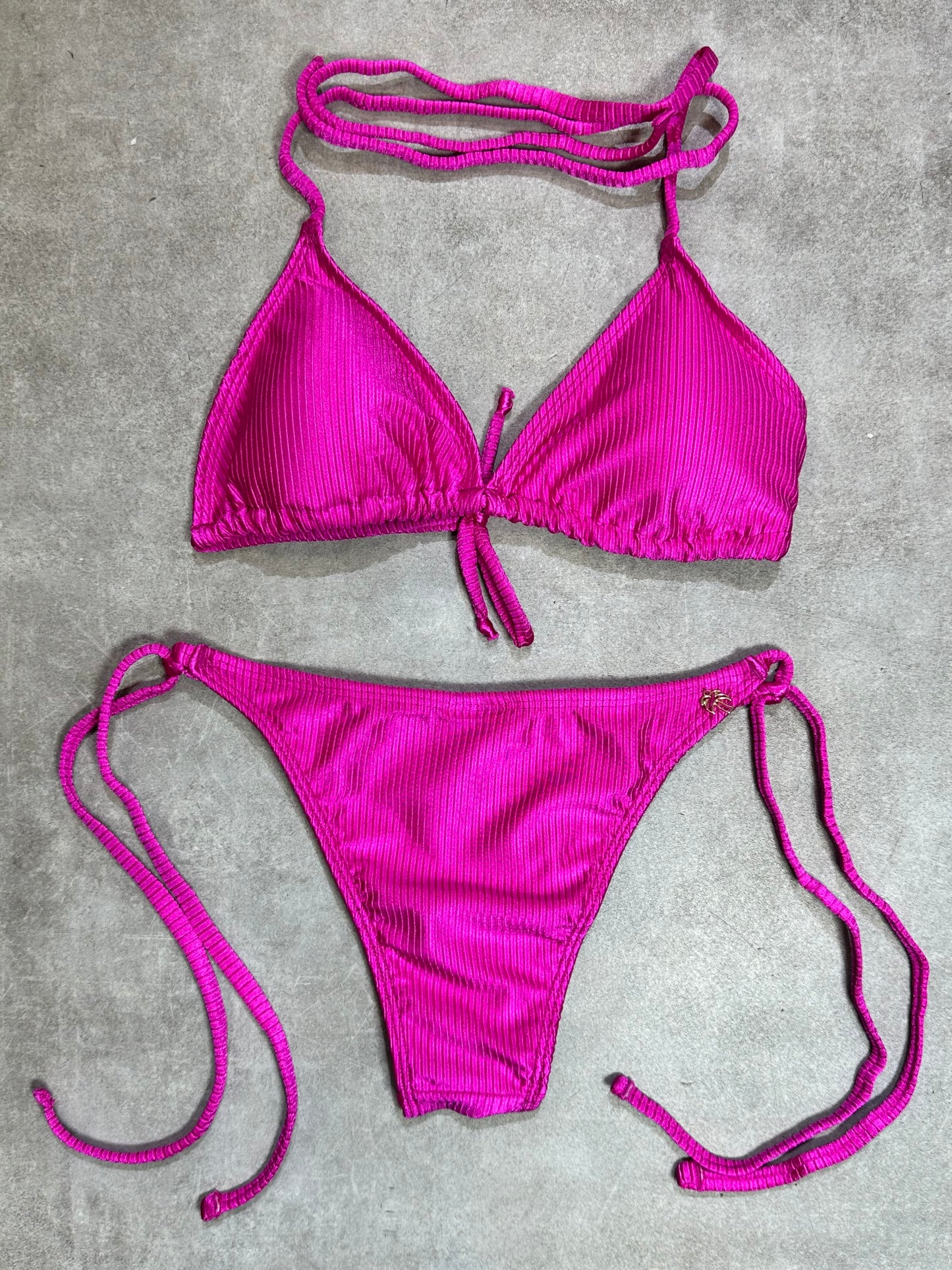 BIKINI TRIANGULO AMARRAS ACANALADO MAGENTA