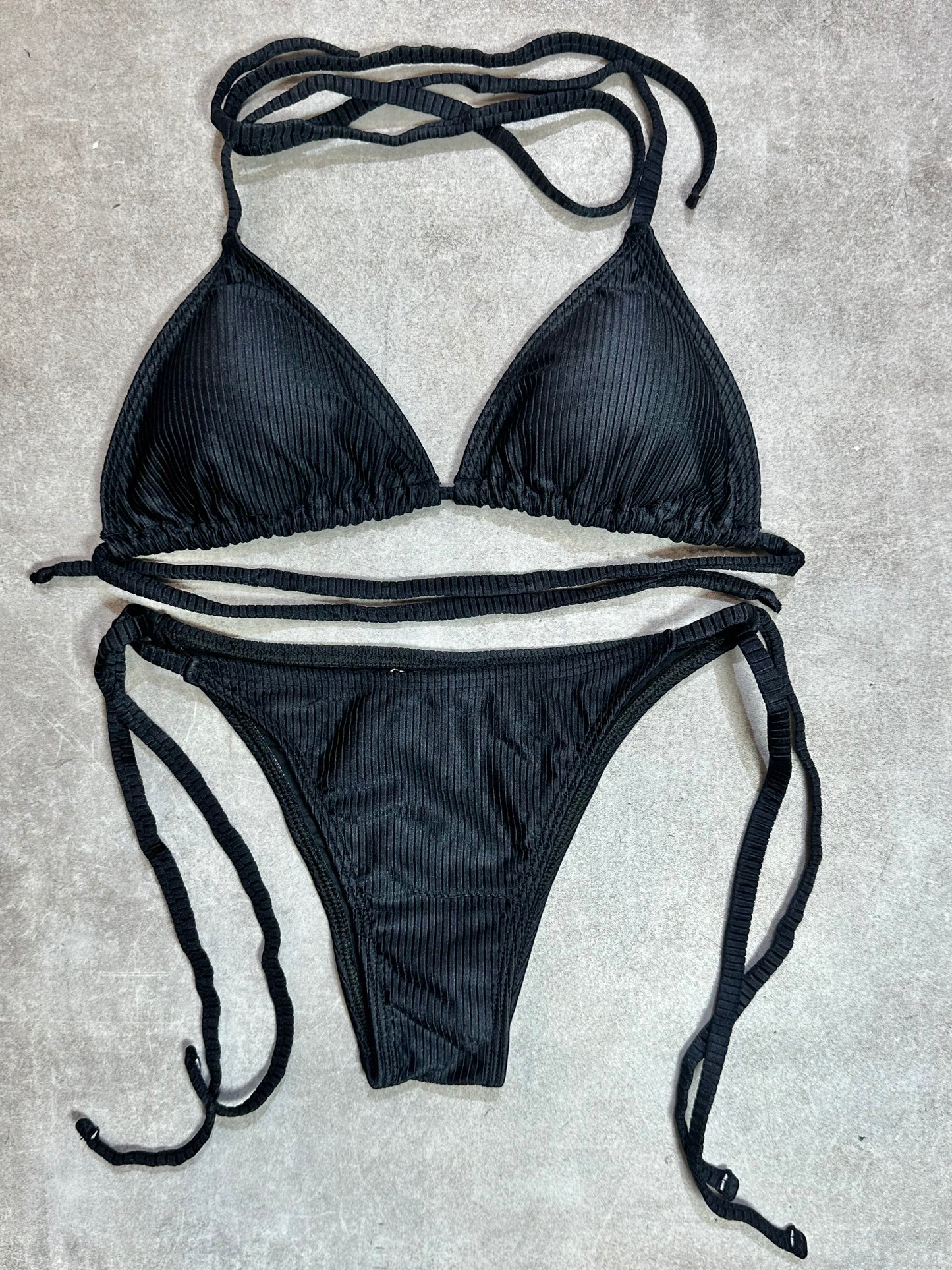 BIKINI TRIANGULO AMARRAS ACANALADO NEGRO