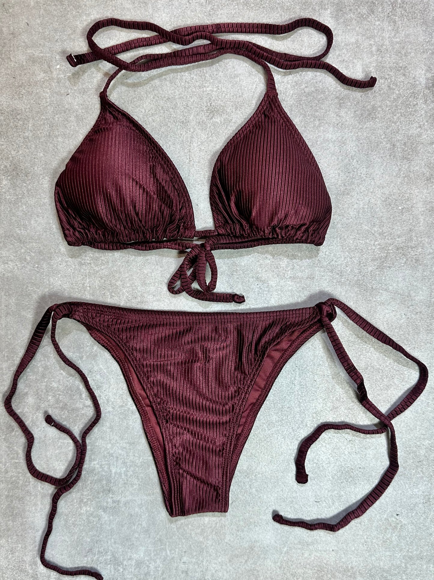 BIKINI TRINGULO AMARRAS ACANALADO VINO