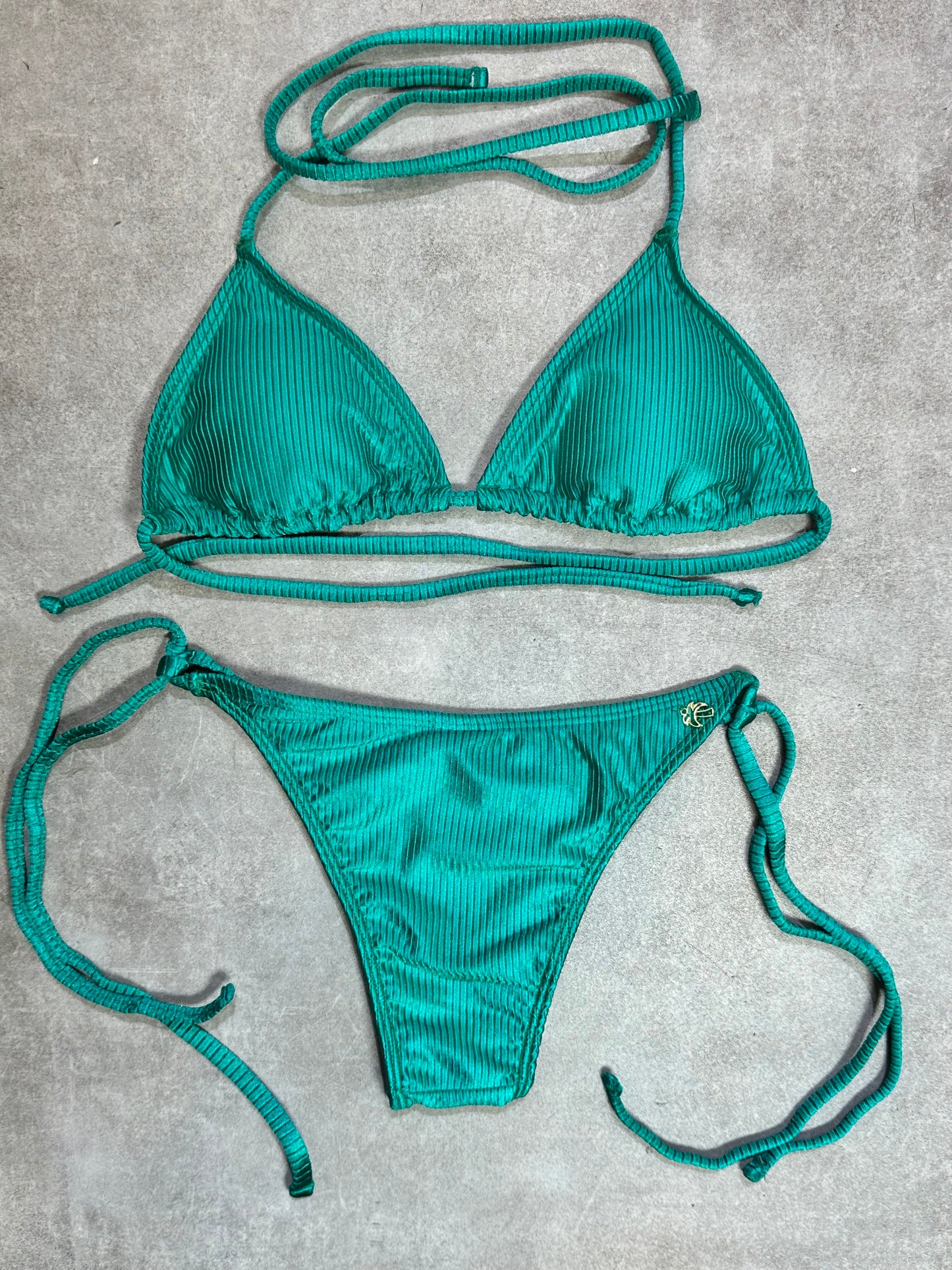 BIKINI TRIANGULO AMARRAS ACANALADO VERDE ESMERALDA